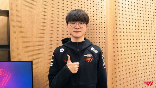 LPL 明天的首发阵容已公布： SeTab 对阵 knight 在中路， HOYA 对阵 bin 在SOLO选边赛中
