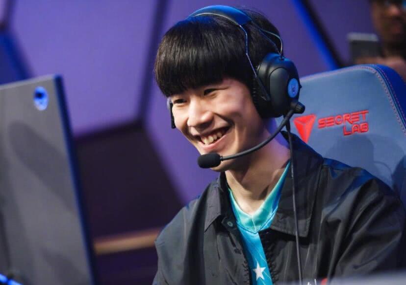 英雄麦克疯：Leyan调侃自己闪现撞墙 Rookie时刻鼓励队友