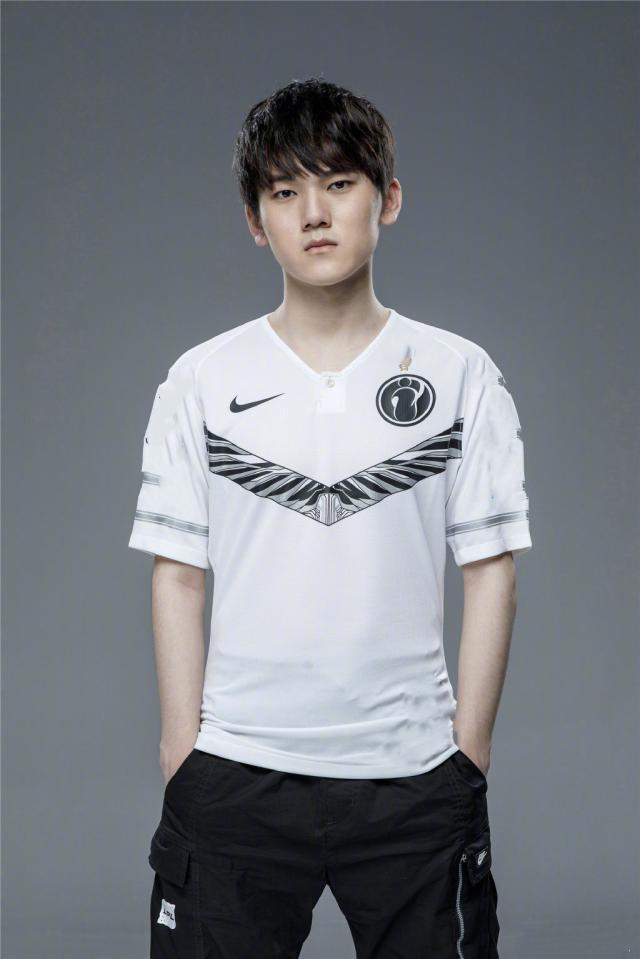 完美收官！ TES锁定常规赛第一