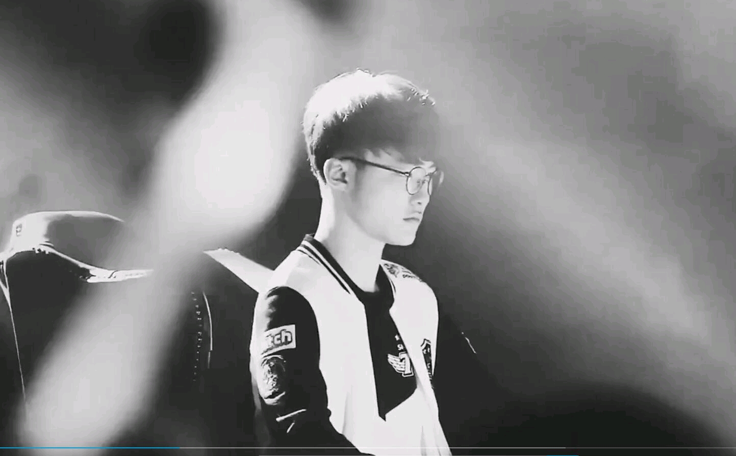 没必要那么恨他，对吧？ Xiaotian 的赵信在场上游走，刺穿了 Scout ， Weibo Gaming 先拿到赛点